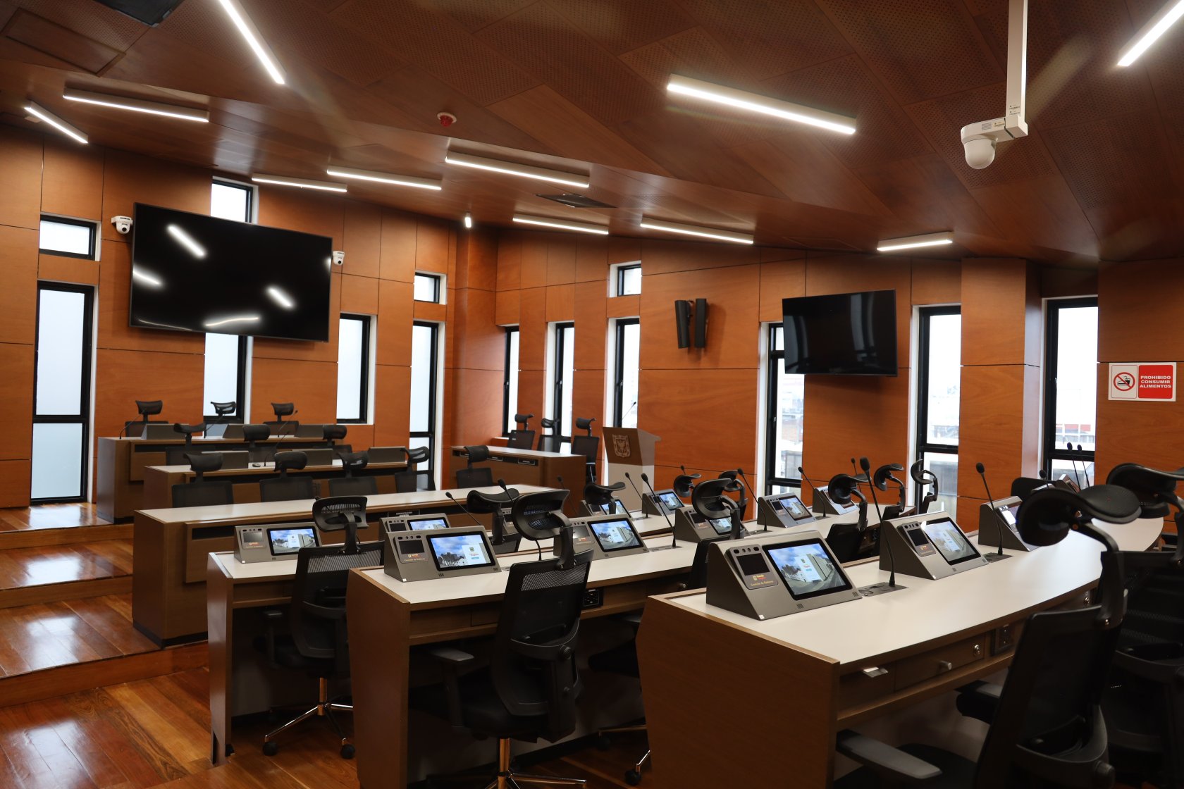 Una sala de gobierno lista para sesionar en minutos.